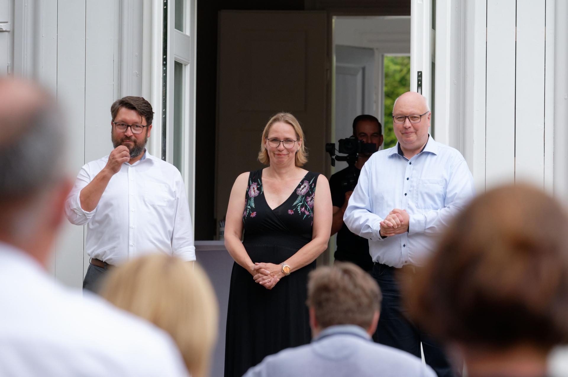 Haben bei ihrem jeweiligen Engagement für den Wirtschaftsstandort Celle viele Berührungspunkte: Stefanie Ende, 1. Vorsitzende der Initiative Celle,  zusammen mit Sebastian Sokolowski und Jörg Bode (v.l.) von Unternehmer Celle. Fotos: Oliver Knoblich