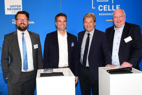 Sebastian Sokolowski, Jörg Nigge, Volker Schmidt und Jörg Bode bei der Bekanntgabe von Unternehmer Celle. Foto: Peter Müller